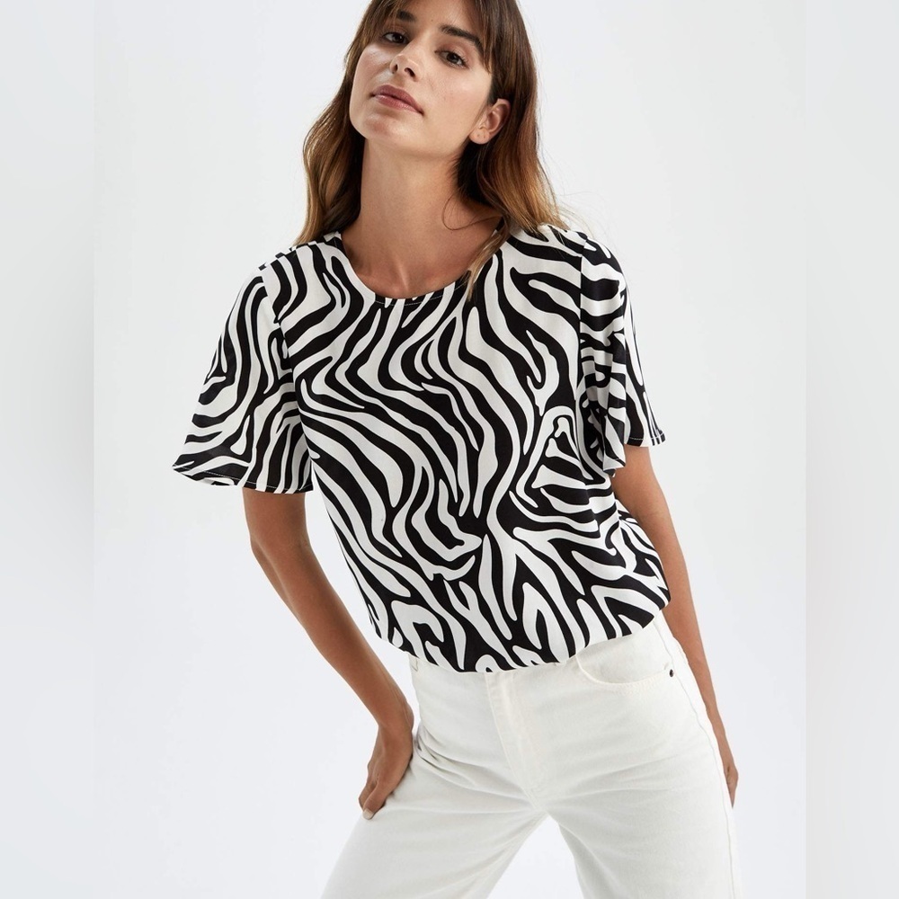 & Other Stories Zebra Print Heavy Short Sleeve Boxy Crop Crewneck Sweater